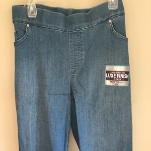 NWT Gloria Vanderbilt pull on capris